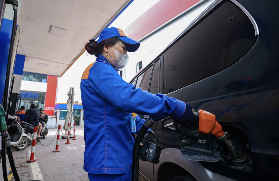 Xăng dầu trong nước có giá mới tăng hơn 1.000 đồng/lít