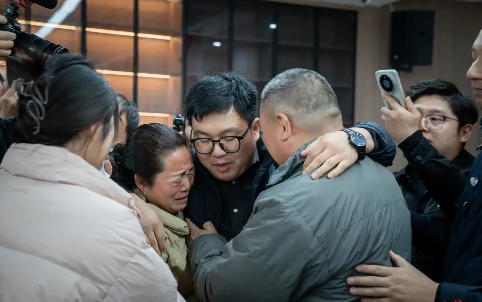 Đoàn tụ xúc động sau 37 năm xa cách