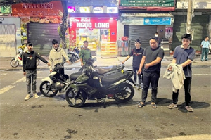 3 thanh niên chặn xe người đi đường