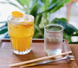 Bạn nên ăn trái cây nguyên quả hơn là uống nước ép.