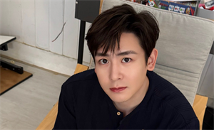 Ca sĩ Nichkhun bị tấn công