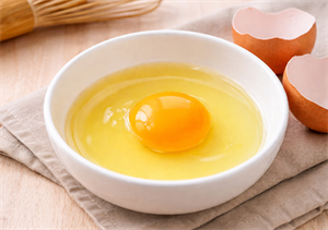 Các chuyên gia khuyên bạn không nên ăn trứng sống