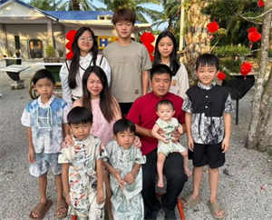 Chồng 42, vợ 37 tuổi có 9 người con