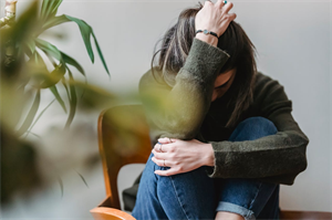 Chồng muốn lấy tiền làm để trả nợ cho em
