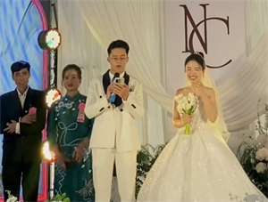 Cô dâu bật cười trước màn phát biểu của chú rể người Trung Quốc.