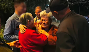 Cuộc gặp gỡ người thân đầy xúc động của cụ bà 80 tuổi