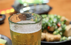 Dùng nhiều rượu bia, đồ ăn dầu mỡ vào buổi tối không tốt cho gan