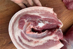 Dùng sản phẩm từ thịt lợn chưa nấu chín kỹ