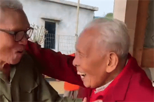 Em trai 95 tuổi hội ngộ anh 103 tuổi gây xúc động