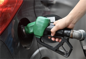 Giá xăng dầu thế giới tăng nhanh, trong nước thấp