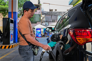 Giá xăng dầu tiếp tục tăng mạnh.