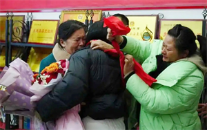 Giây phút đoàn tụ sau 31 năm xa cách