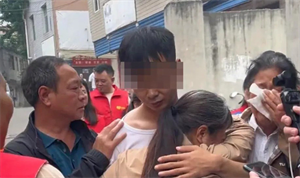 Giây phút đoàn tụ xúc động của hai mẹ con sau gần 2 thập kỷ xa cách