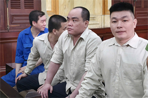 Hai giám đốc ngân hàng cầu cứu cảnh sát