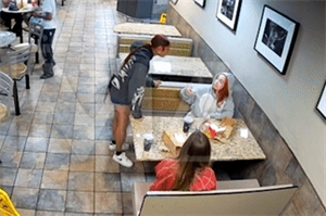 Ice Spice bị fan tấn công