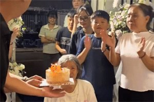 Khoảnh khắc các con tổ chức sinh nhật cho mẹ trong đám tang cha