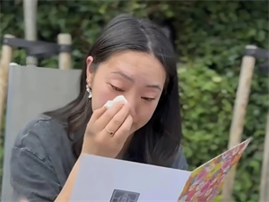 Không kìm được nước mắt khi nhìn thấy ảnh người thân