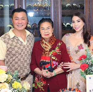 Lý Hương, Lý Hùng và gia đình luôn yêu thương, gần gũi bên mẹ mẹ
