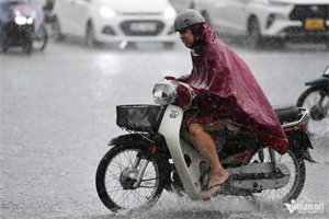 Miền Bắc mưa xối xả trong một đêm giúp nền nhiệt giảm nhẹ.