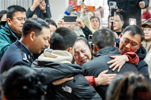 Người mẹ cảm xúc vỡ òa khi gặp lại con trai bị mất tích gần 4 thập kỷ.