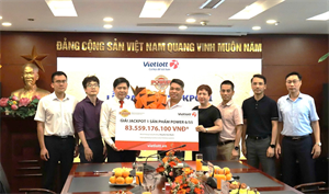 Người đàn ông không đeo mặt nạ nhận giải độc đắc hơn 83 tỷ đồng