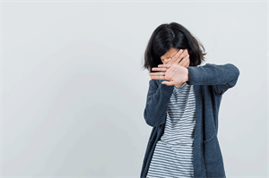 Người đàn ông trạc tuổi bố xâm hại