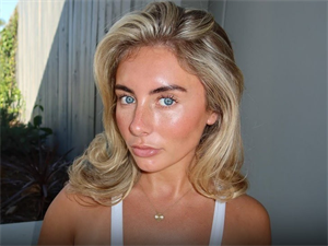 Nữ diễn viên Bonnie Blue bị bắt vì vi phạm luật chống nội dung khiêu dâm