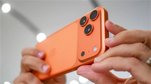 Phone 17 Pro Max màu cam vũ trụ.
