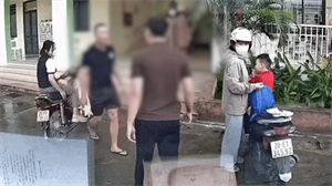Tài xế xe tải bị tát vào mặt khi giao thực phẩm tại trường học