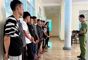 Truy xét, làm rõ và bắt giữ nhóm thanh niên mang hung khí