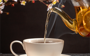 Uống trà nóng làm tổn hại niêm mạc thực quản kéo dài.