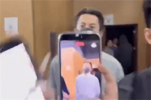 Vương Hạc Đệ vướng tranh cãi