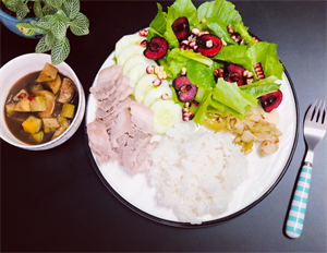 Đĩa cơm được chia theo quy tắc 1-1-2.