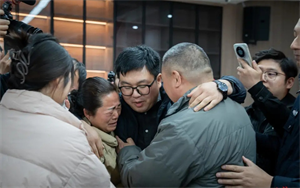 Đoàn tụ xúc động sau 37 năm xa cách