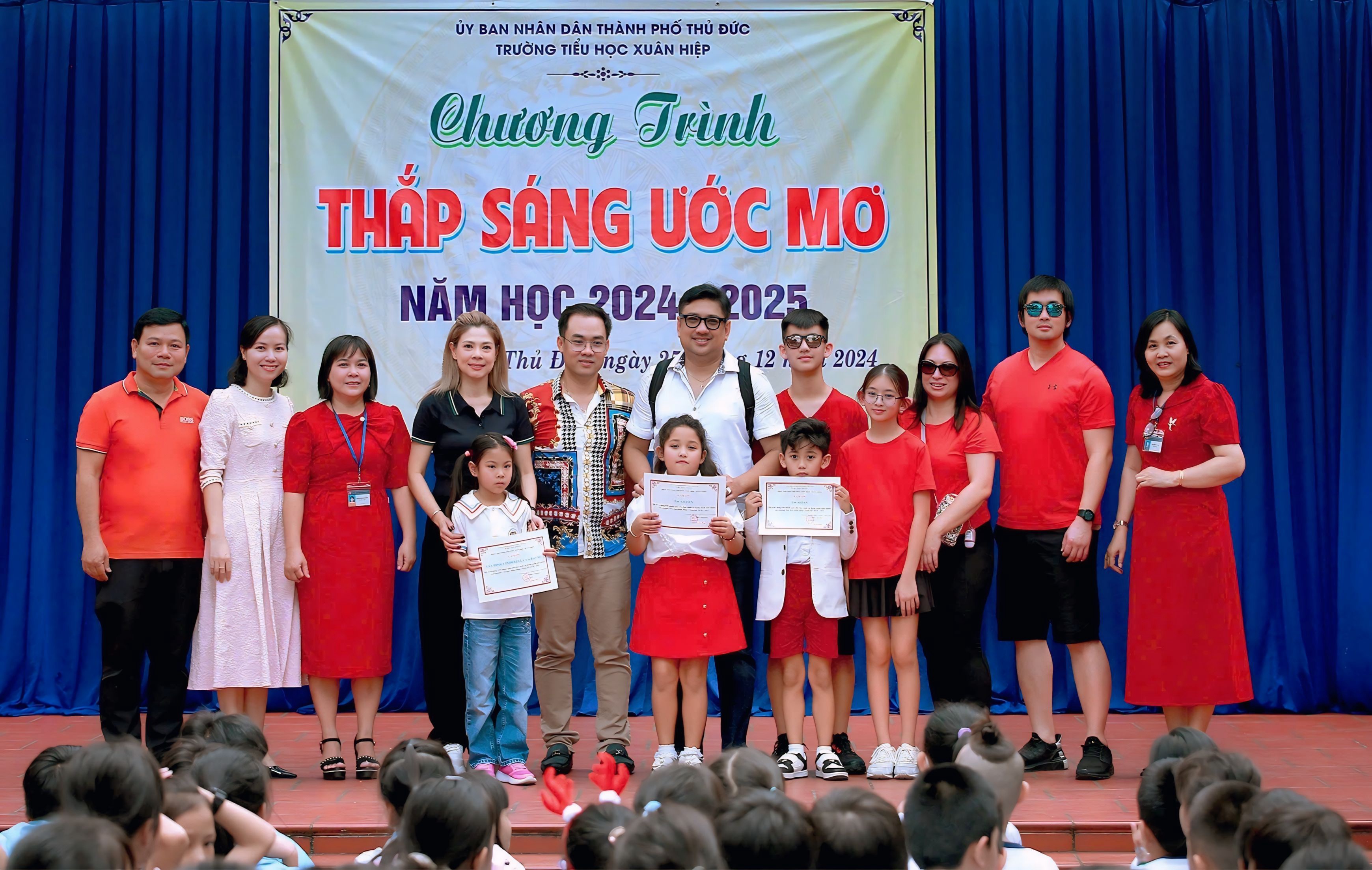 Ca sĩ Thanh Thảo dẫn về nước đi từ thiện tại quê nhà dịp cuối năm-1
