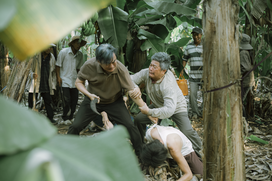 Diễn viên Hoàng Phúc lăn xả với vai diễn trong phim Cải Mả-1