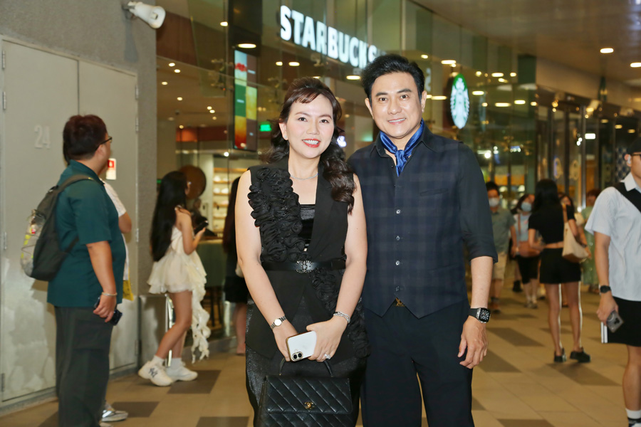 Hoàng Phúc tình tứ đi xem phim cùng bà xã Uyên Phương dịp cuối năm-1