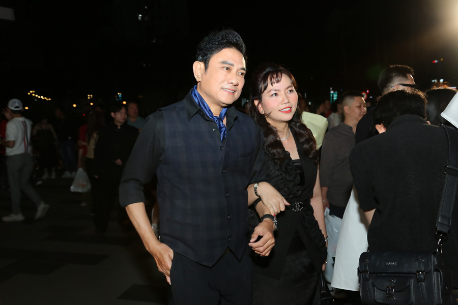 Hoàng Phúc tình tứ đi xem phim cùng bà xã Uyên Phương dịp cuối năm-2