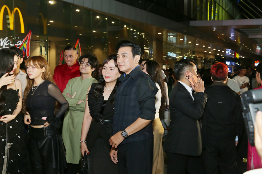 Hoàng Phúc tình tứ đi xem phim cùng bà xã Uyên Phương dịp cuối năm-3