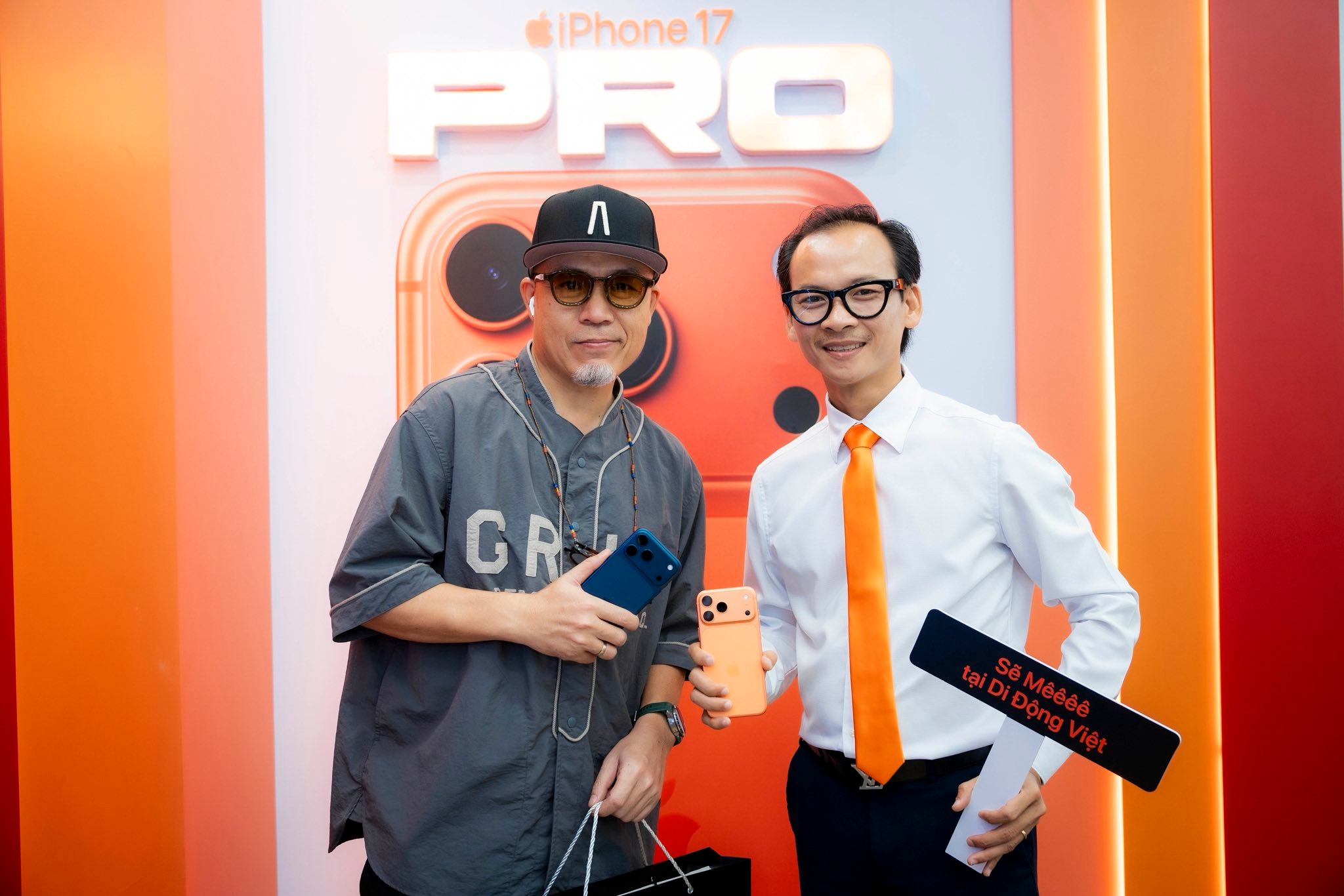 MC Sam cùng dàn sao “đập hộp” iPhone 17 Pro Max tại Di Động Việt-1