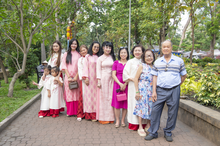 Nghệ sĩ Uyên Thảo nền nã với áo dài du xuân cùng gia đình-1