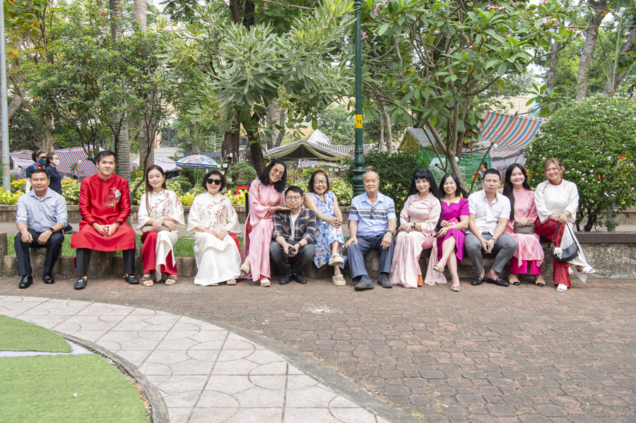 Nghệ sĩ Uyên Thảo nền nã với áo dài du xuân cùng gia đình-2