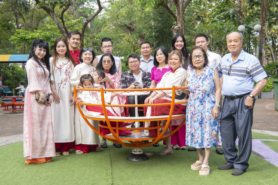 Nghệ sĩ Uyên Thảo nền nã với áo dài du xuân cùng gia đình-3