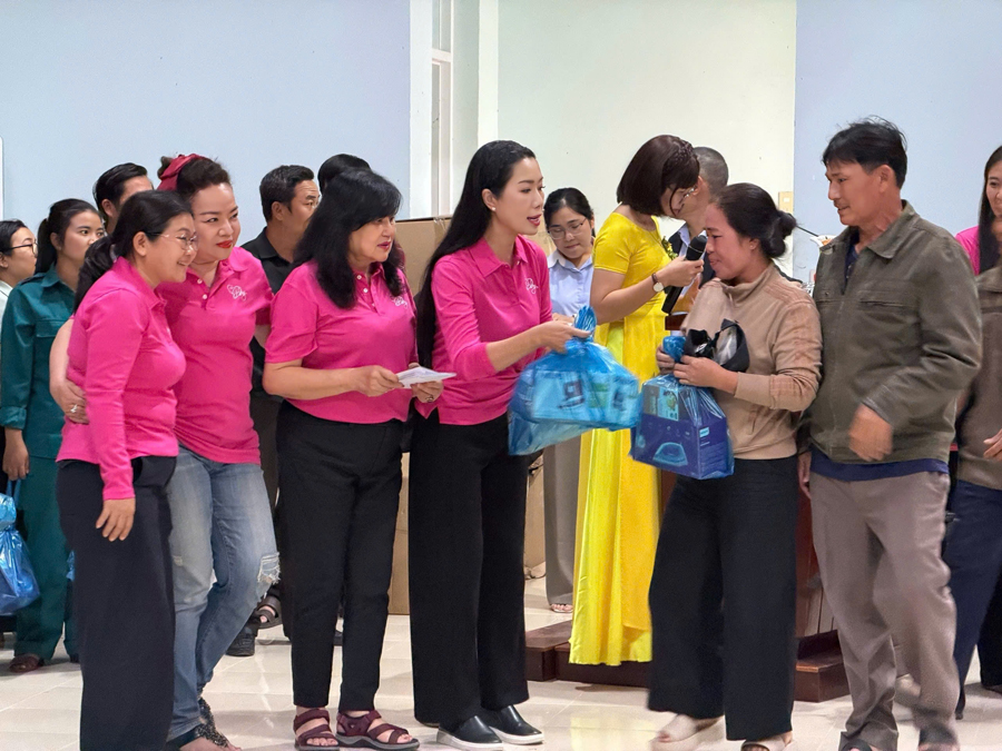 NSND Trịnh Kim Chi giúp bà con vùng lũ có Tết ấm no-2