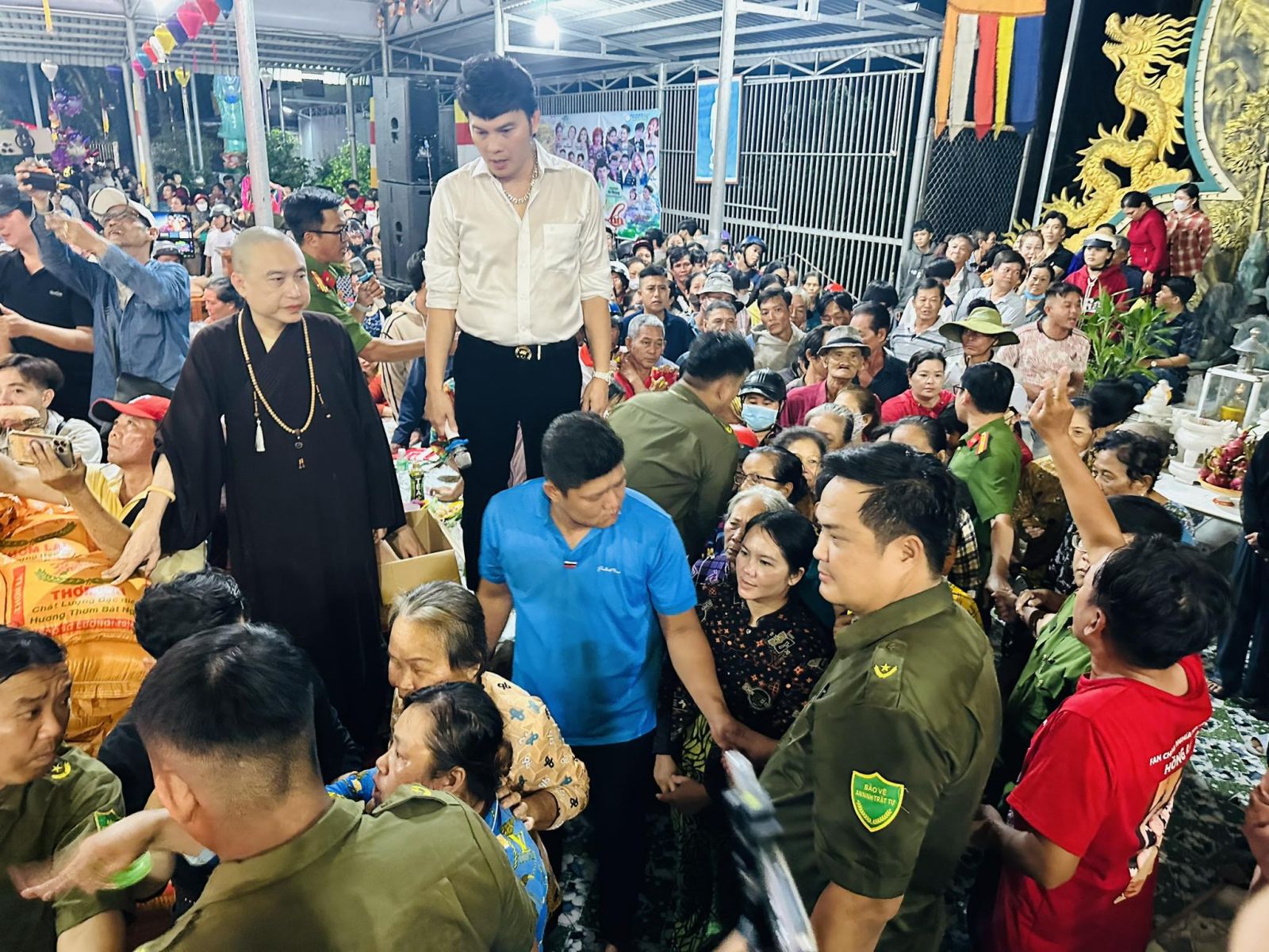 NSƯT Kim Tiểu Long, nghệ sĩ Bình Tinh làm từ thiện-1