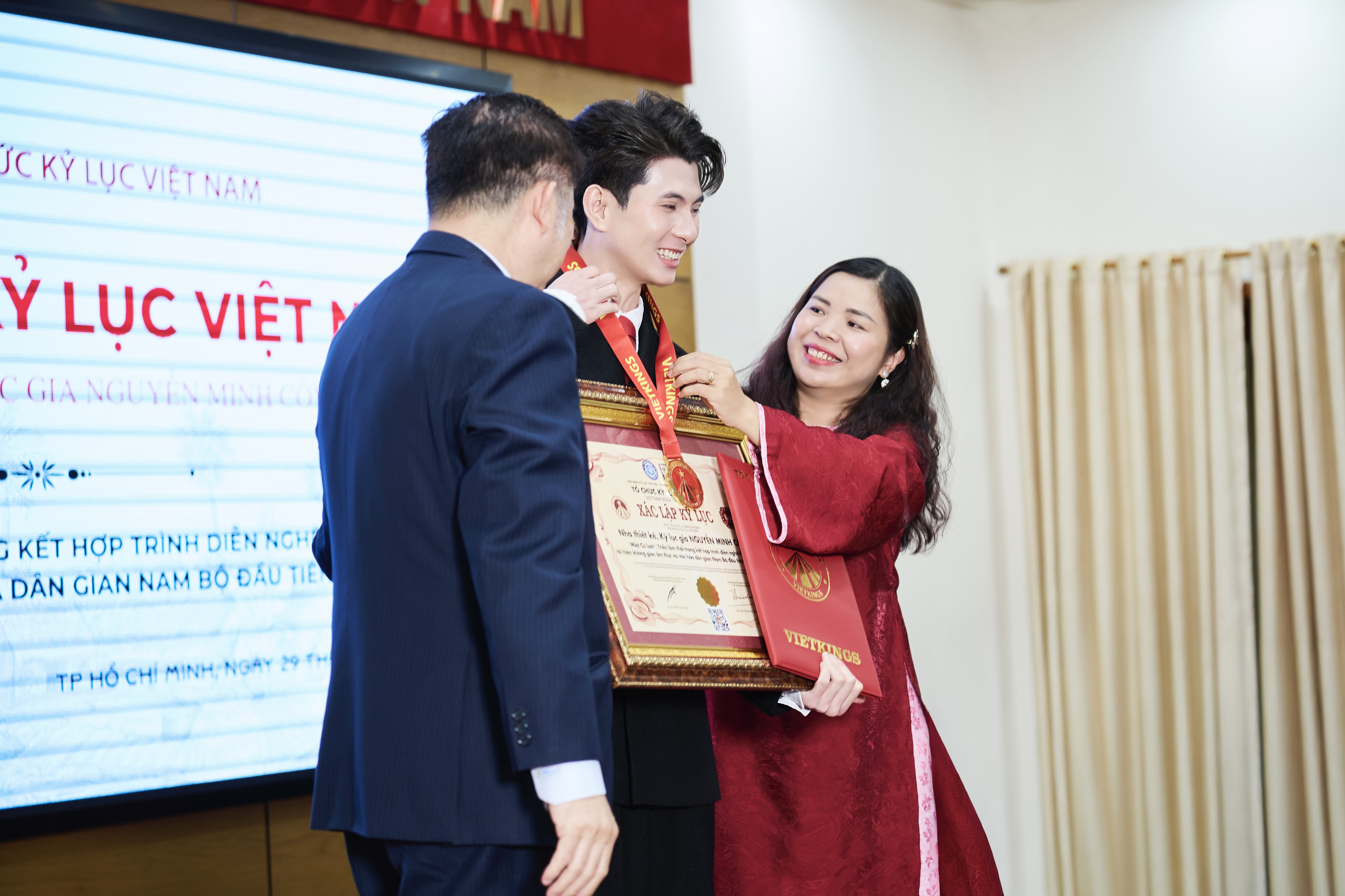 NTK Nguyễn Minh Công nhận kỷ lục Việt Nam với triển lãm “Miệt Cù Lao”-1