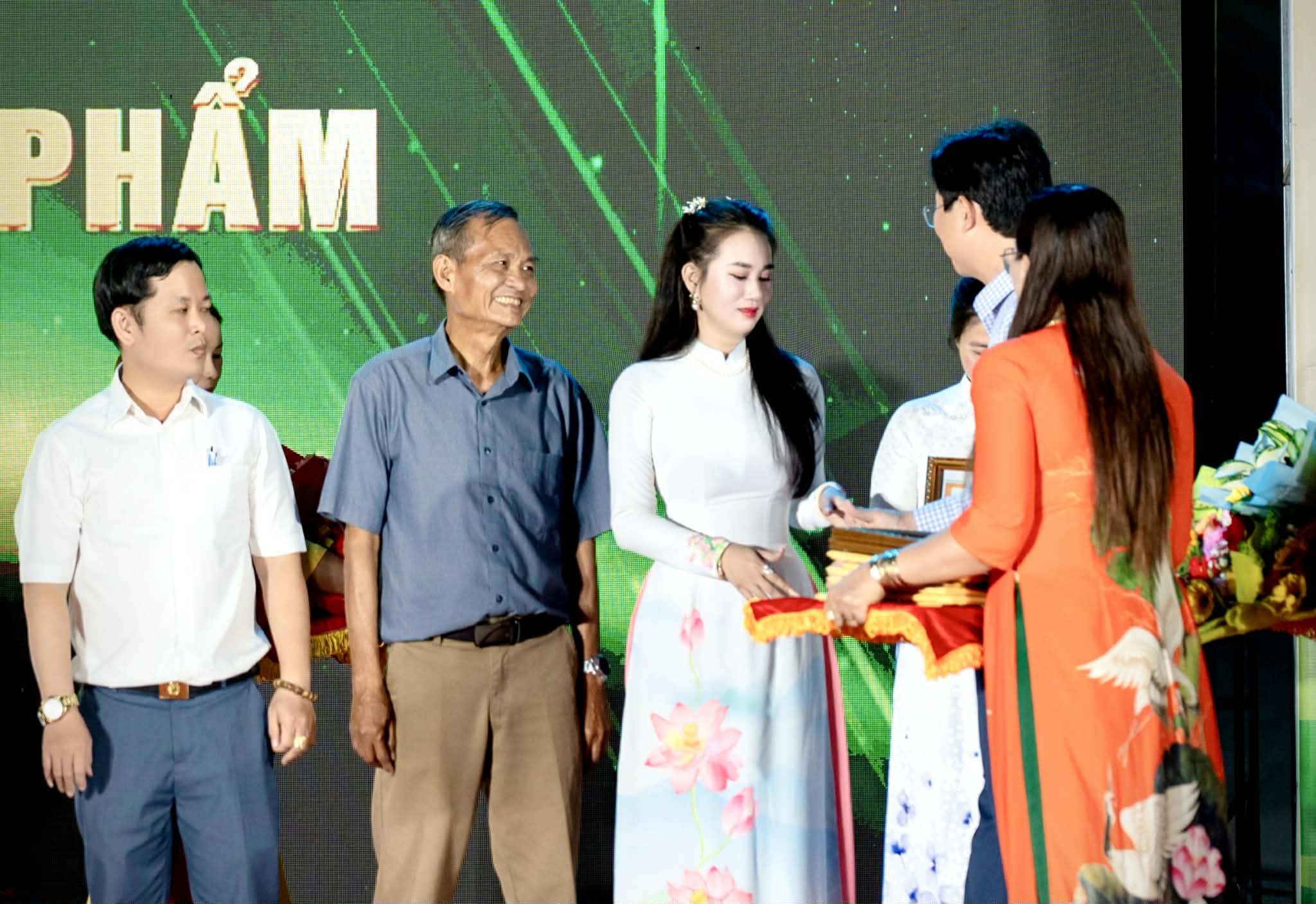 Phó Chủ Tịch Nguyễn Như Thủy Tiên vinh dự nhận bằng OCOP 2025-2