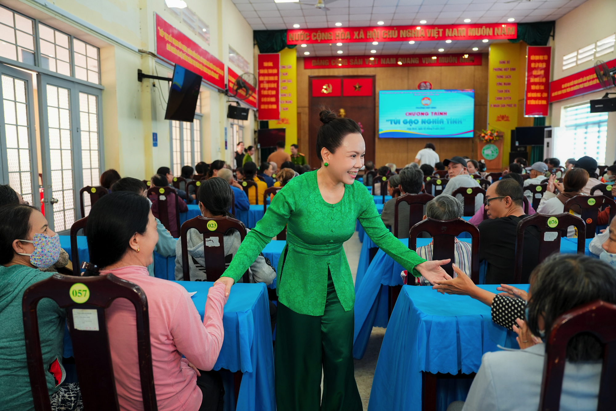 Việt Hương - Hoài Phương cùng làm việc thiện mùa Vu Lan-1