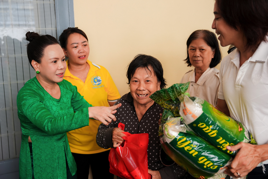 Việt Hương - Hoài Phương cùng làm việc thiện mùa Vu Lan-3