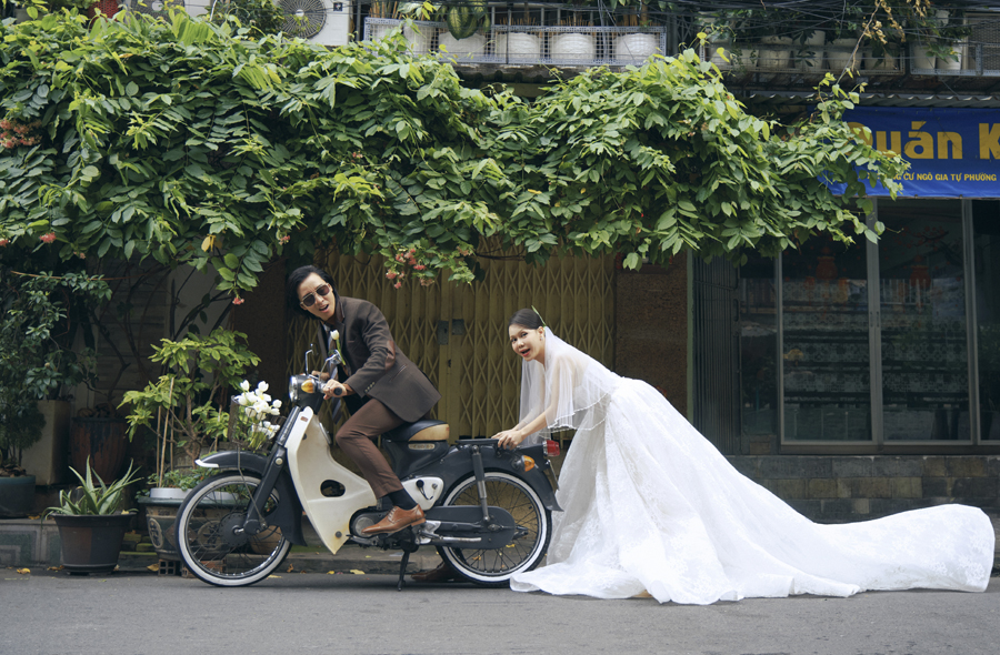 Vợ chồng Việt Hương - Hoài Phương khoe ảnh cưới 20 năm giản dị - đáng yêu-1